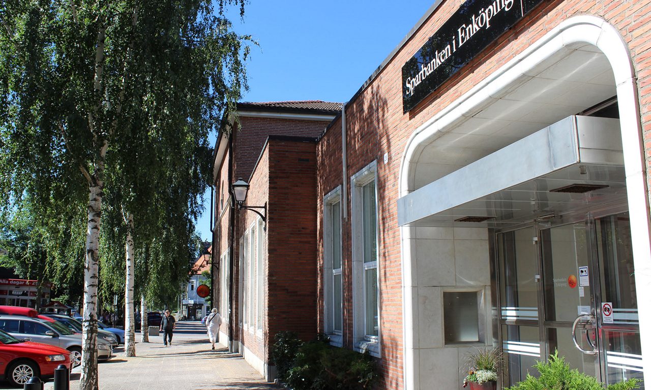 entre till Sparbankens kontor i Enköping, rött tegelhus med vita fönsterkarmar