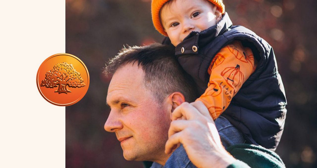 Man med barn på sina axlar