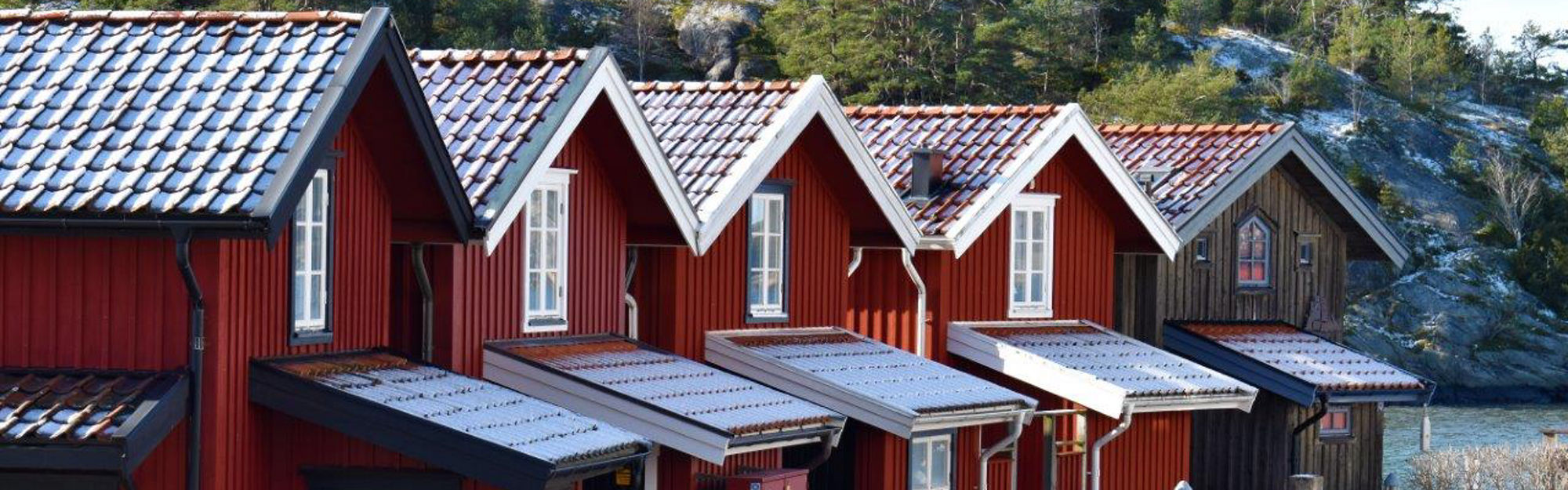 Sjöbodar i ett vintrigt Fjällbacka