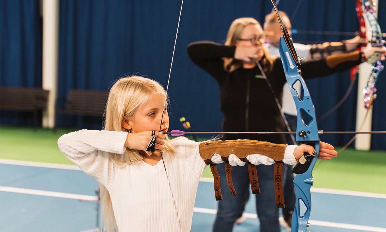 Barn skjuter pilbåge