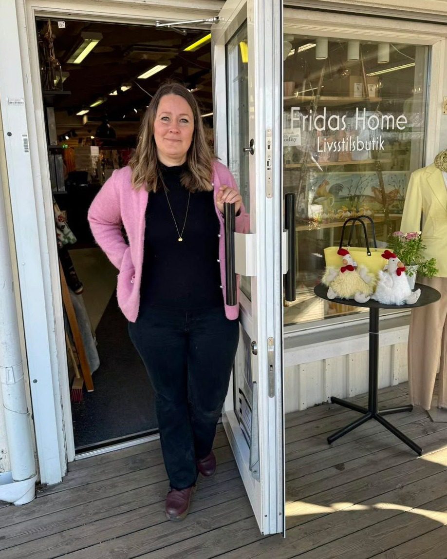 Frida Ljunggren utanför sin butik Fridas Home i Grebbestad