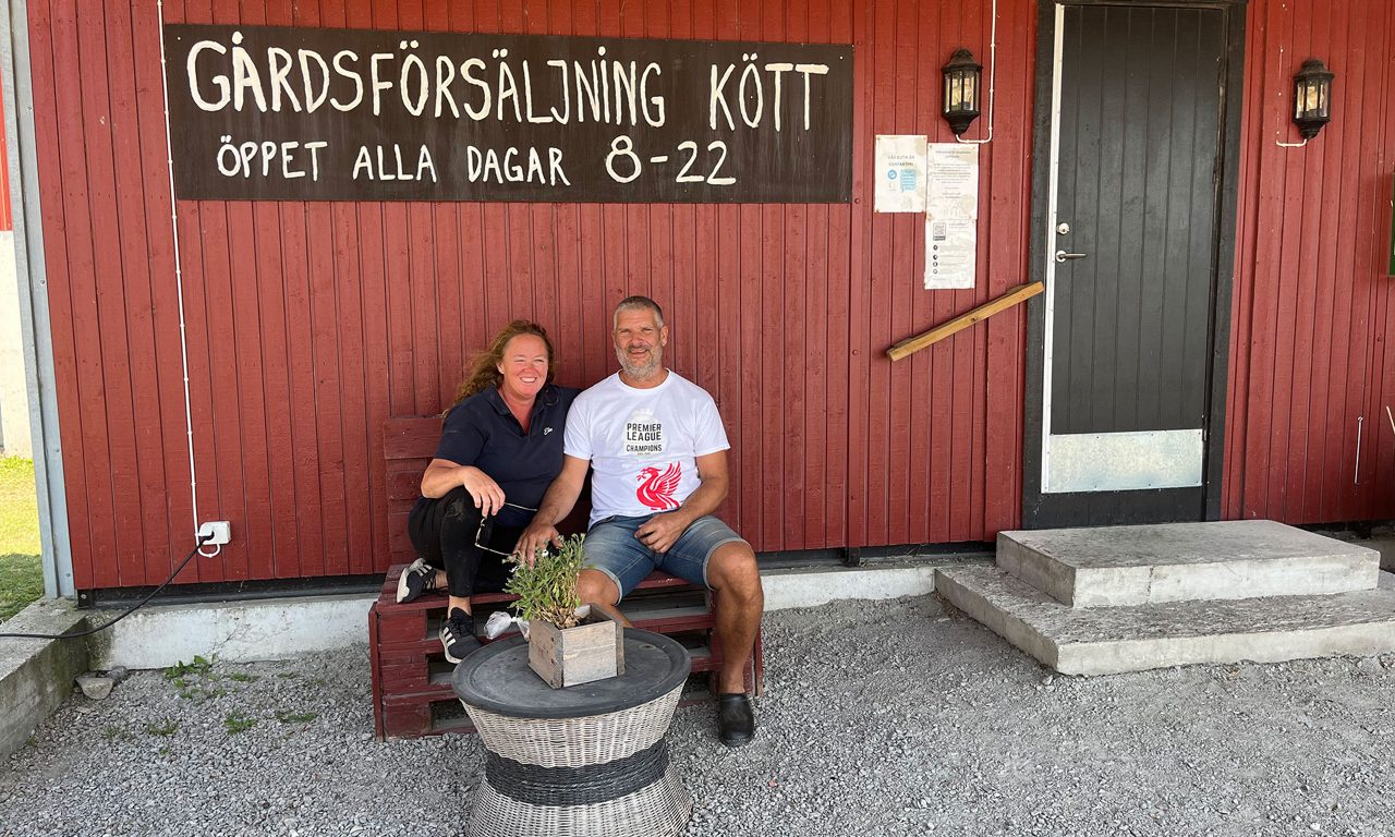 Elin och Pär-Ola sitter utanför gårdsbutiken.
