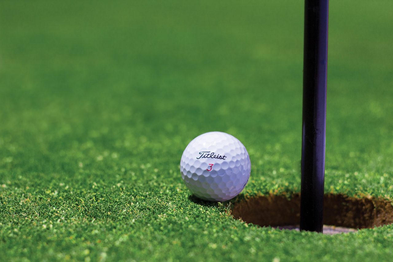 En golfboll vid ett golfhål