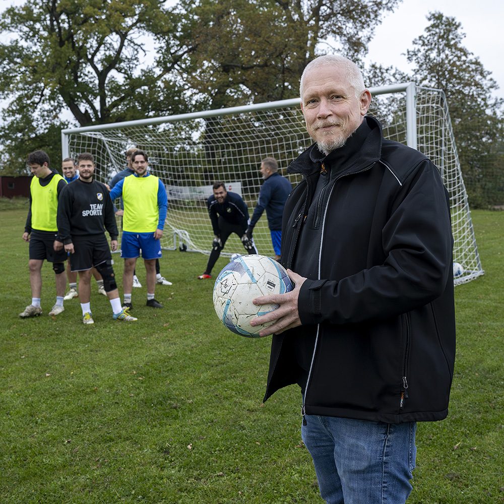 Niklas från Hägerstrad IF framför spelare och fotbollsmål