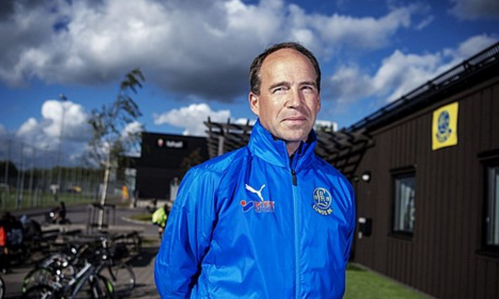 Håkan Kerrén Lunds BK står framför fotbollsklubbens byggnad.