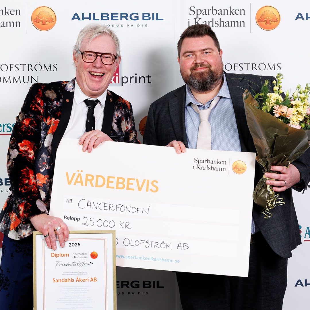 Bankens hållbarhetsansvarige Björn Flod delade ut priset till Richard Ekdahl, platschef Sandahls Olofström.