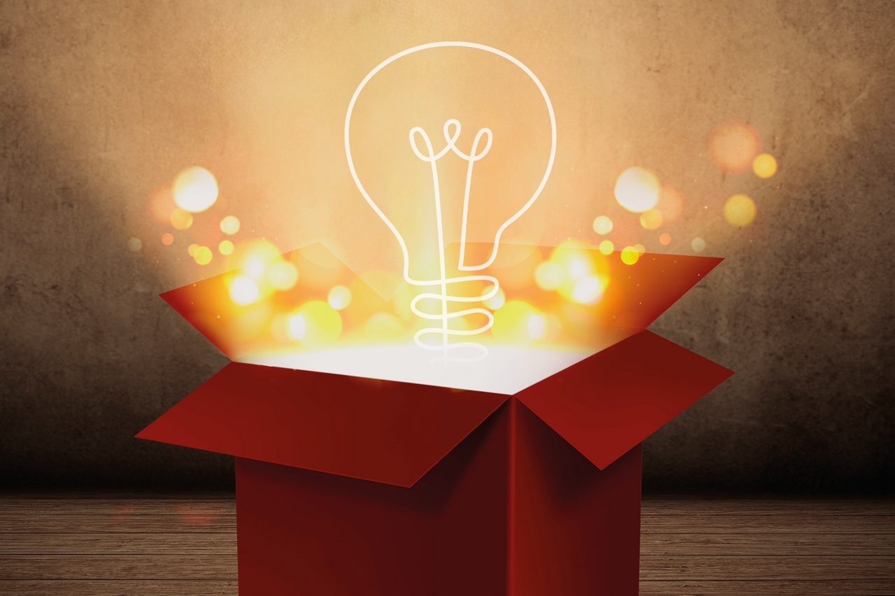Glödlampa hovrar över ett presentpaket