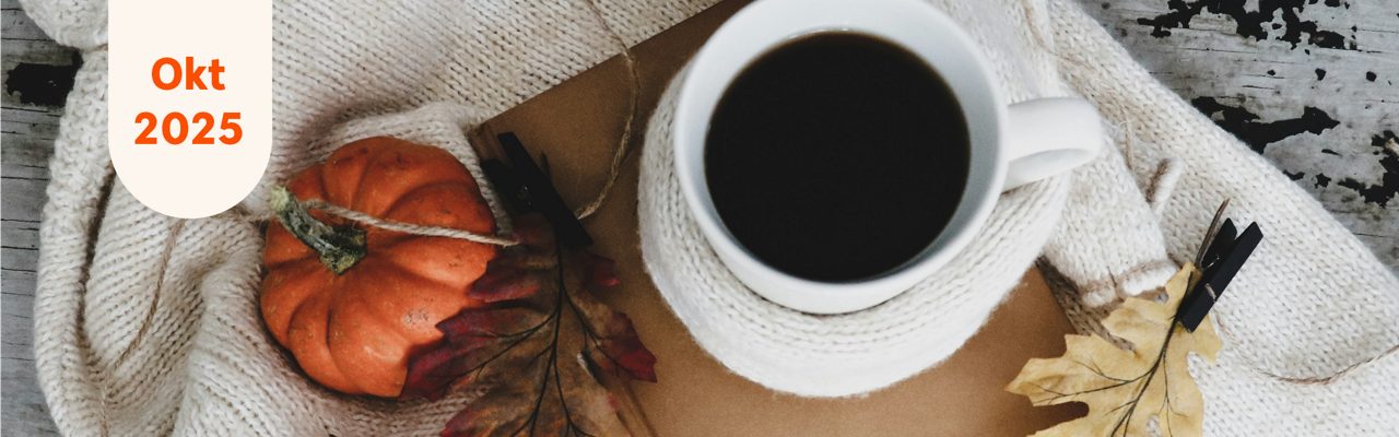 Ett foto med en kaffe, en pumpa och ett löv