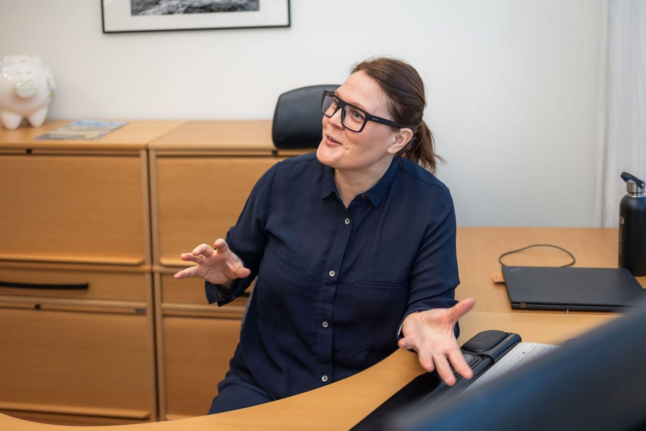 Människor möts på banken