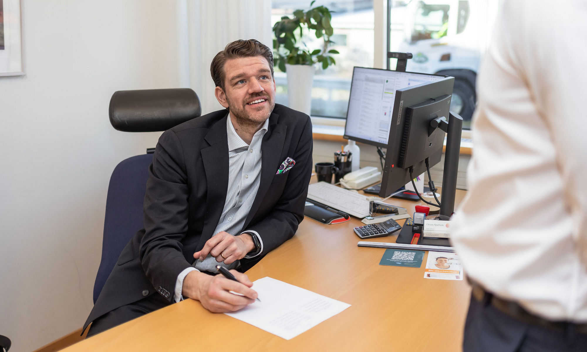 Människor möts på banken