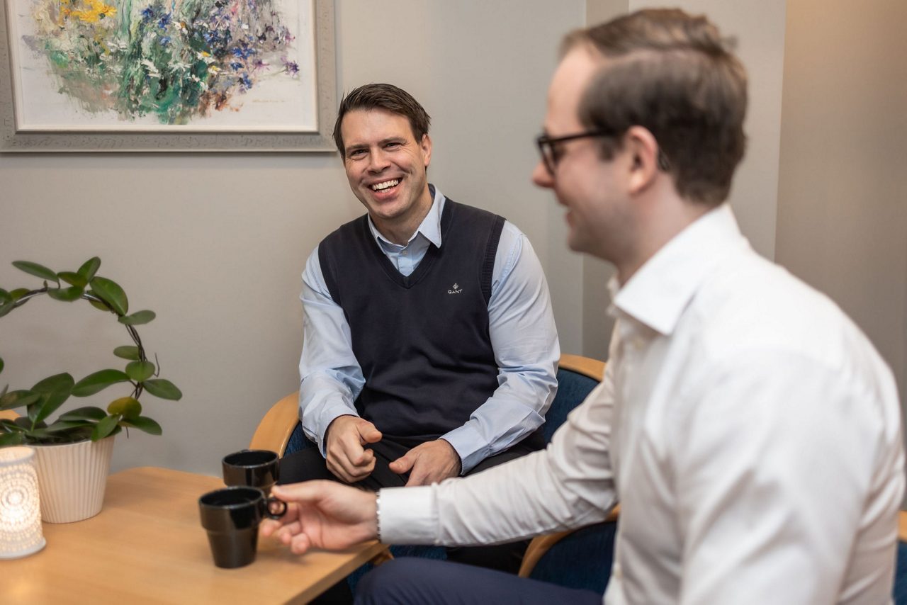 Människor möts på banken
