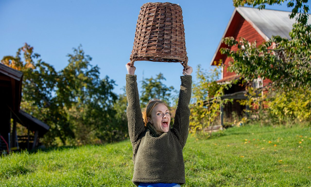 Erika Angefur med en korg över huvudet
