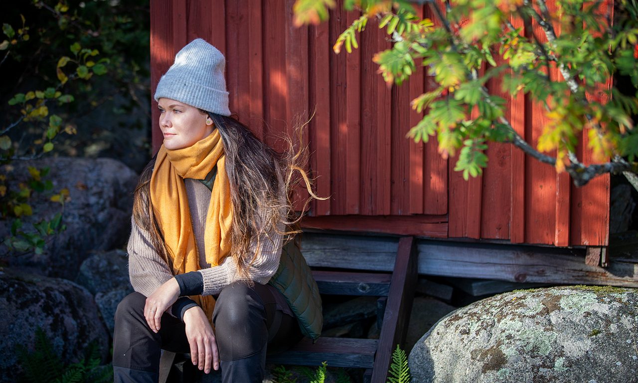 Cecilia Kjellertz sitter ute en solig höstdag