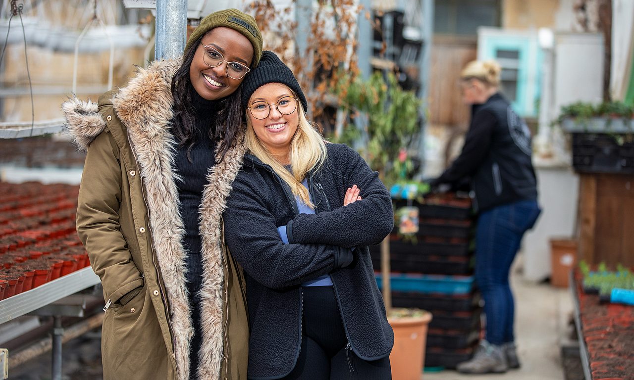 Julia och Heroine tillsammans i växthuset