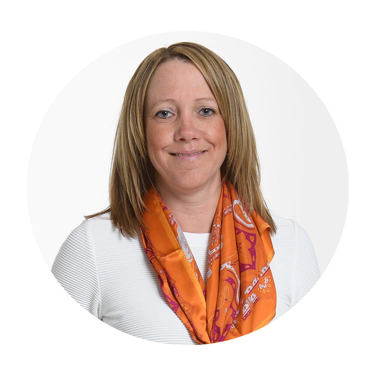 Porträttfoto av Helene, företagschef i Kungsängens kontor på Sparbanken i Enköping, mot ljus bakgrund.