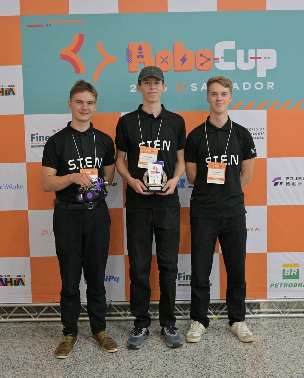 Hampus, Oscar och Malte med priset Community Award på VM i robotik.