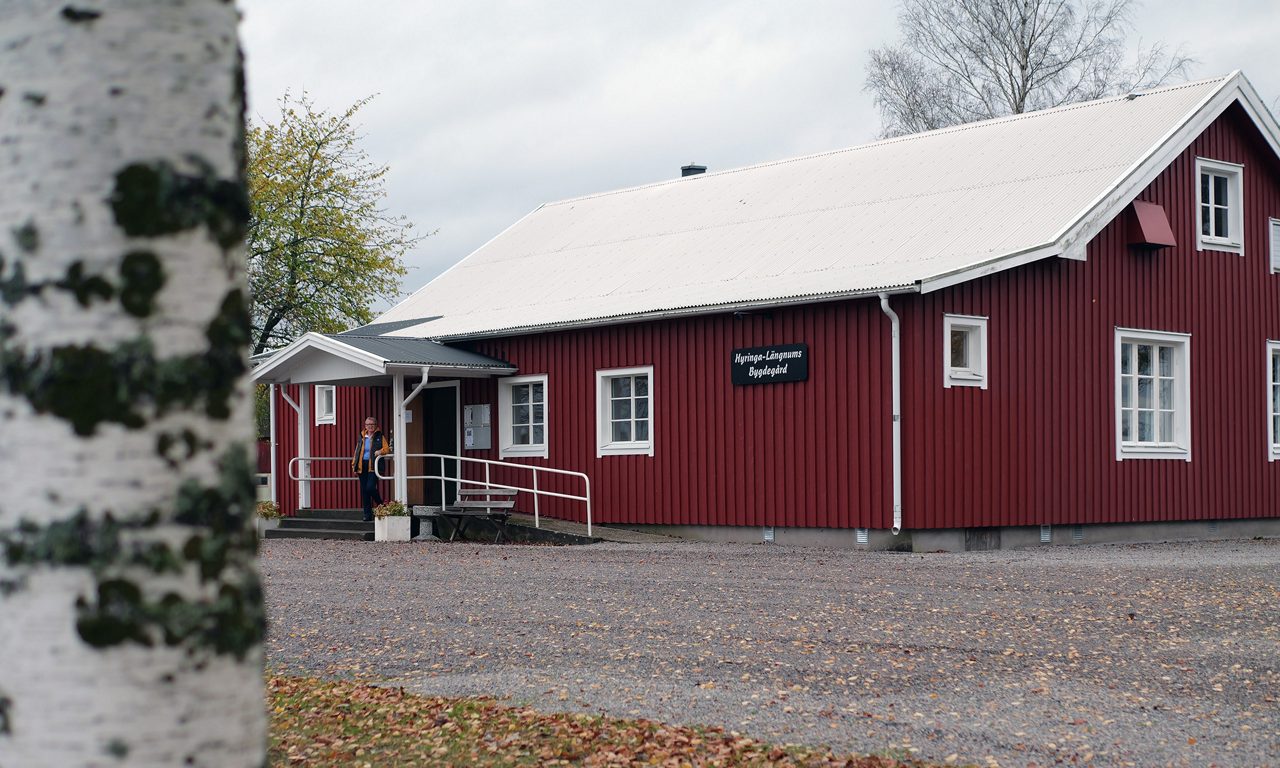 En kvinna framför ett hus