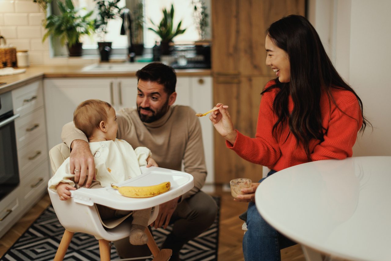 Japansk kvinan matar sin baby