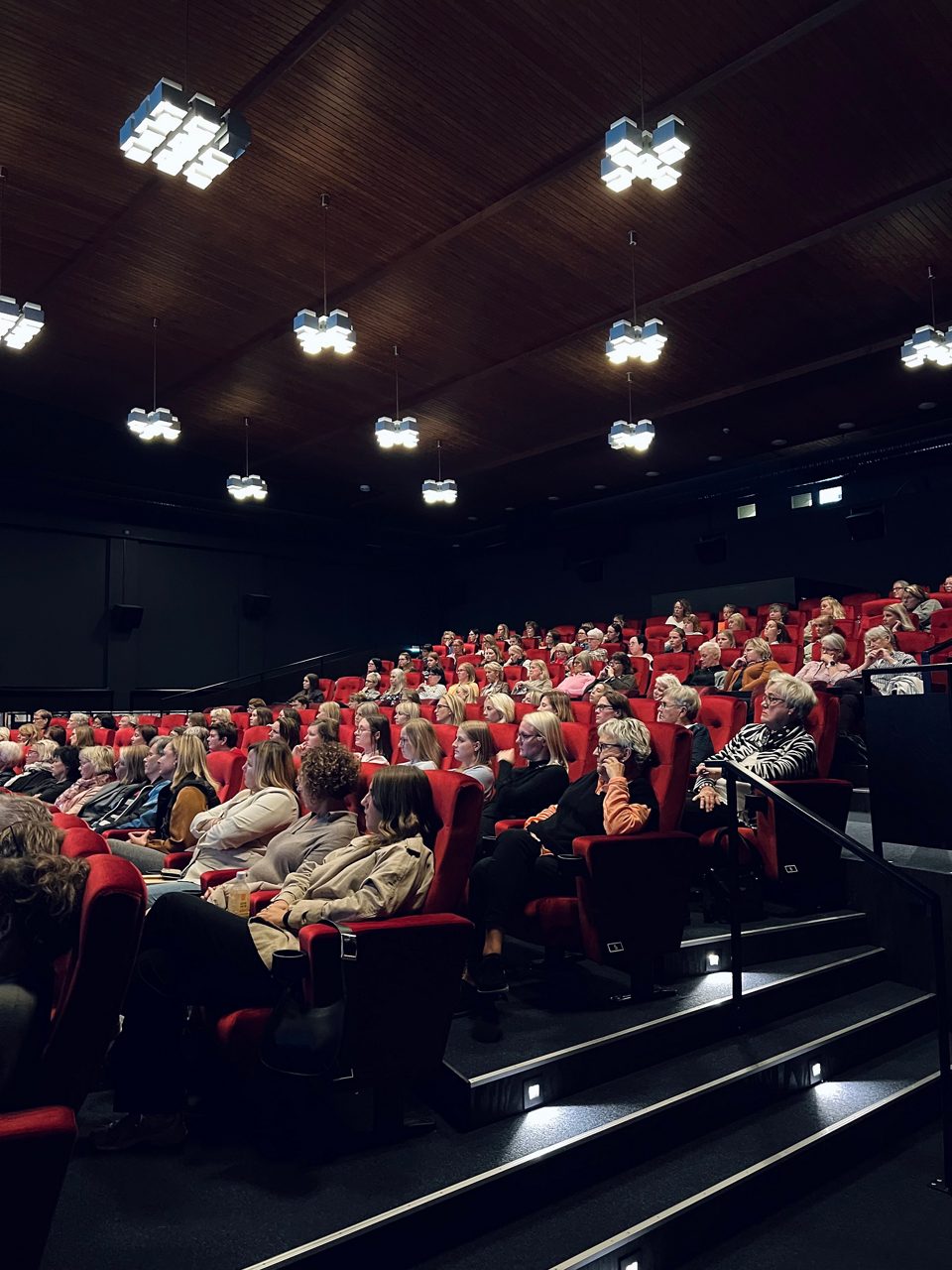 Biosalong med fullsatt publik