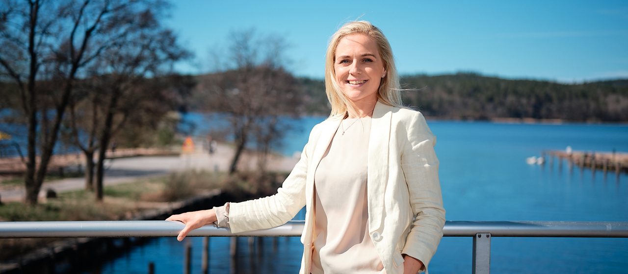 Kvinna vid en sjö