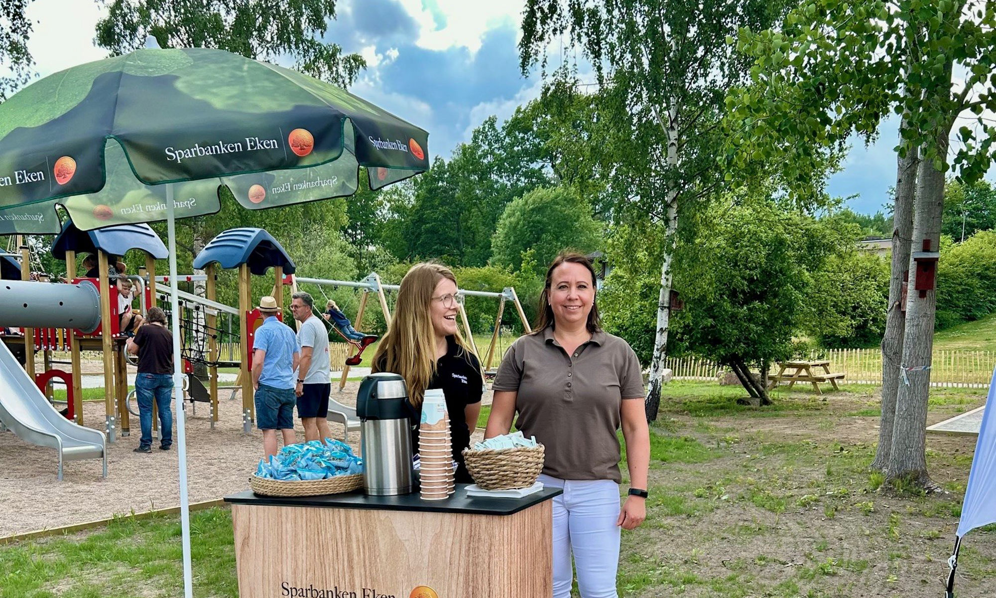 Mimmi och Linda på invigningen av ekenparken i Rävemåla