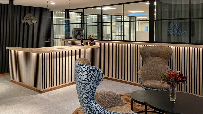 Kassadisk med sittgrupp framför.