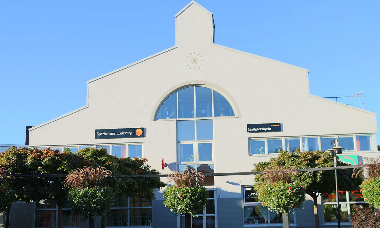 entre till Sparbankens kontor i Kungsängen, vitt trevåningshus med stora glaspartier tegelhus med vita fönsterkarmar