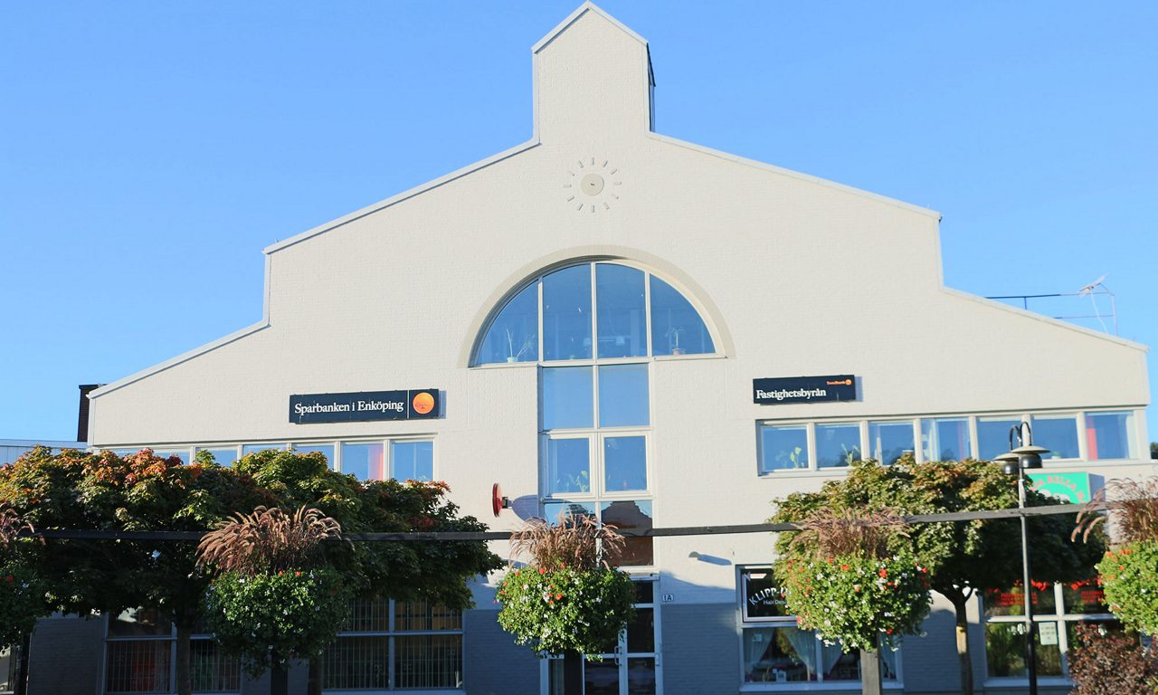 entre till Sparbankens kontor i Kungsängen, vitt trevåningshus med stora glaspartier tegelhus med vita fönsterkarmar