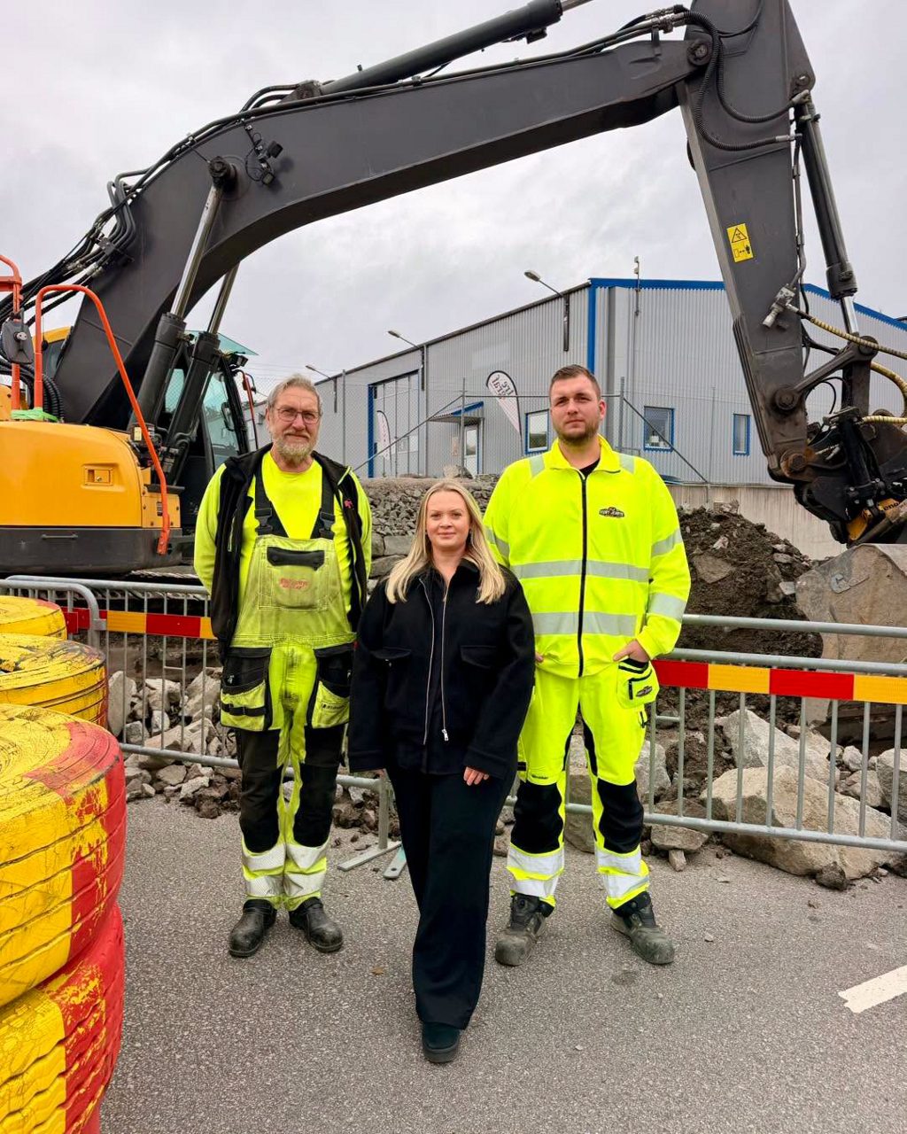 Jerry Hermansson, Jenny Sundell och Andreas Hermansson framför grävmaskiner hos Kurt-Jerrys Åkeri i Uddevalla