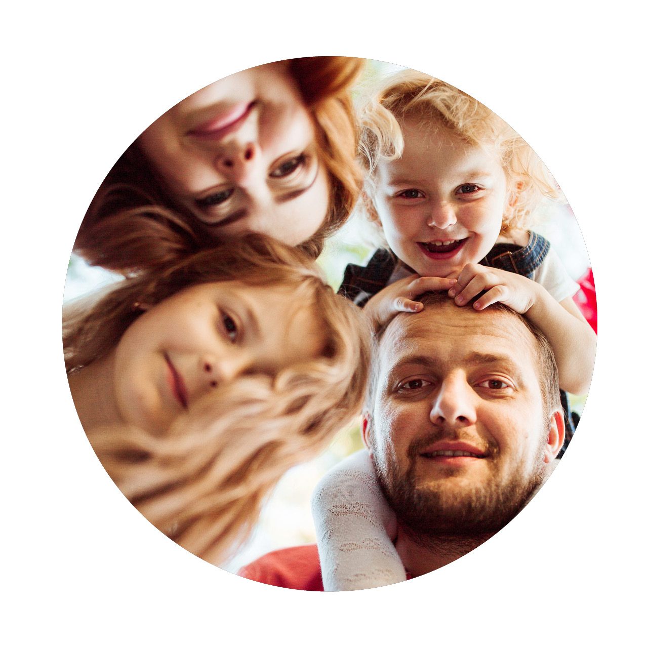 Rund bild med familj som tittar ner