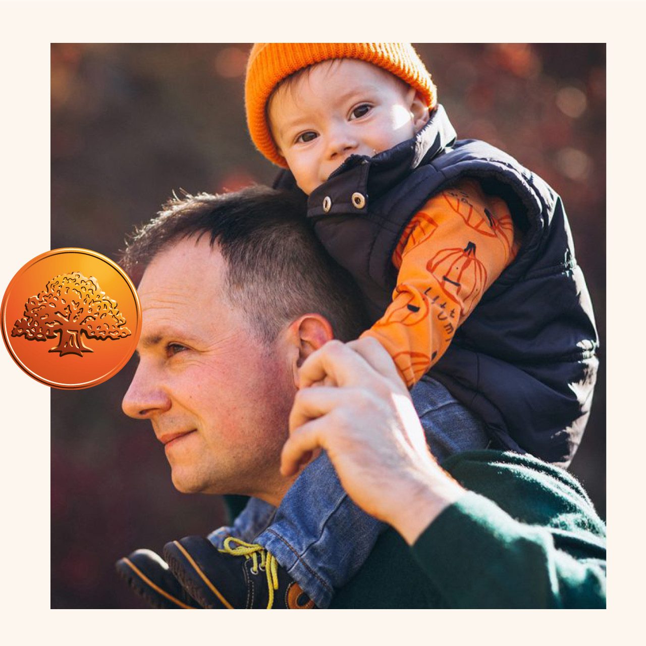 Kvadratisk bild med myntet samt en man som bär sitt barn på axlar
