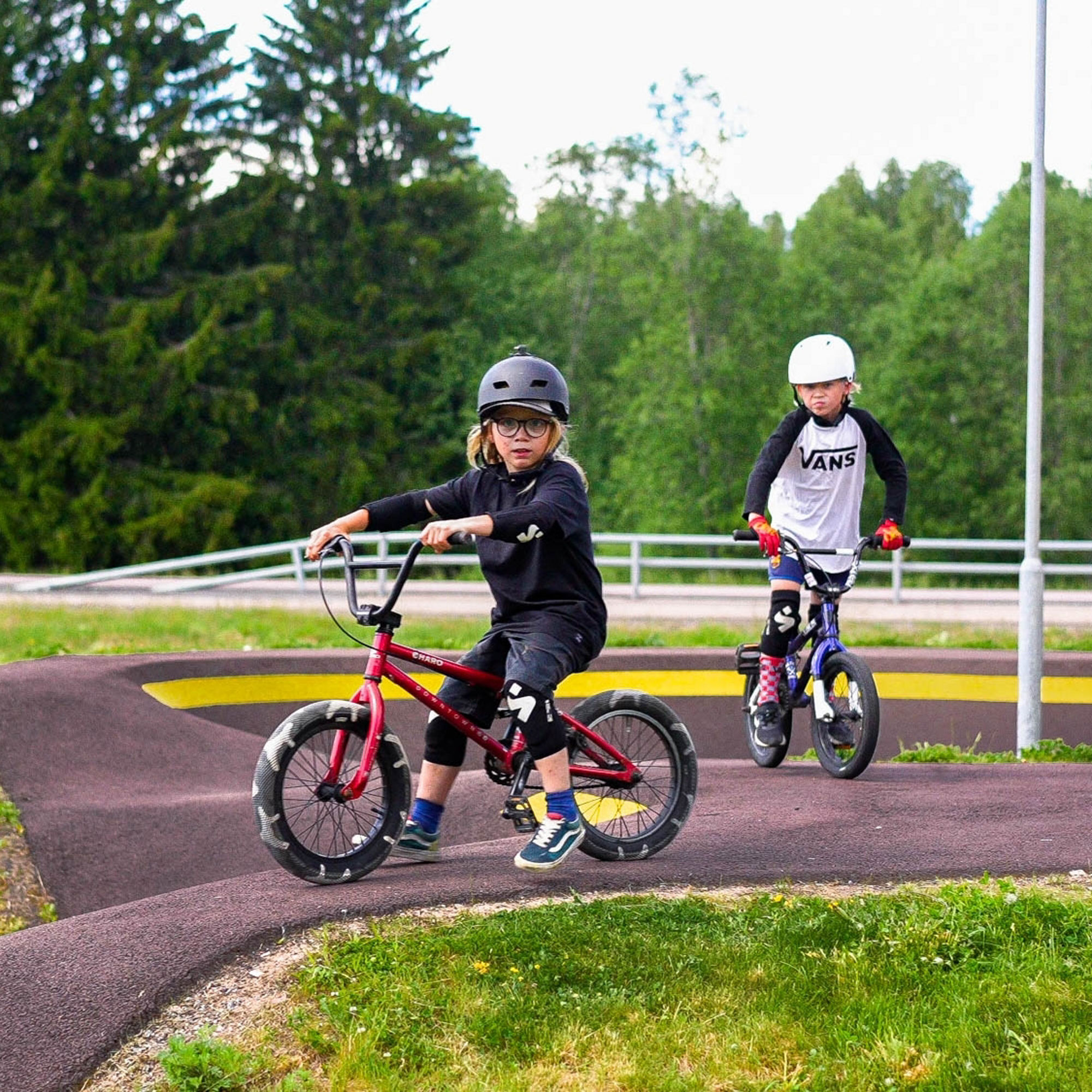 Barn som åker cykel vid pumptracken i Dala-Floda, Dalarna.