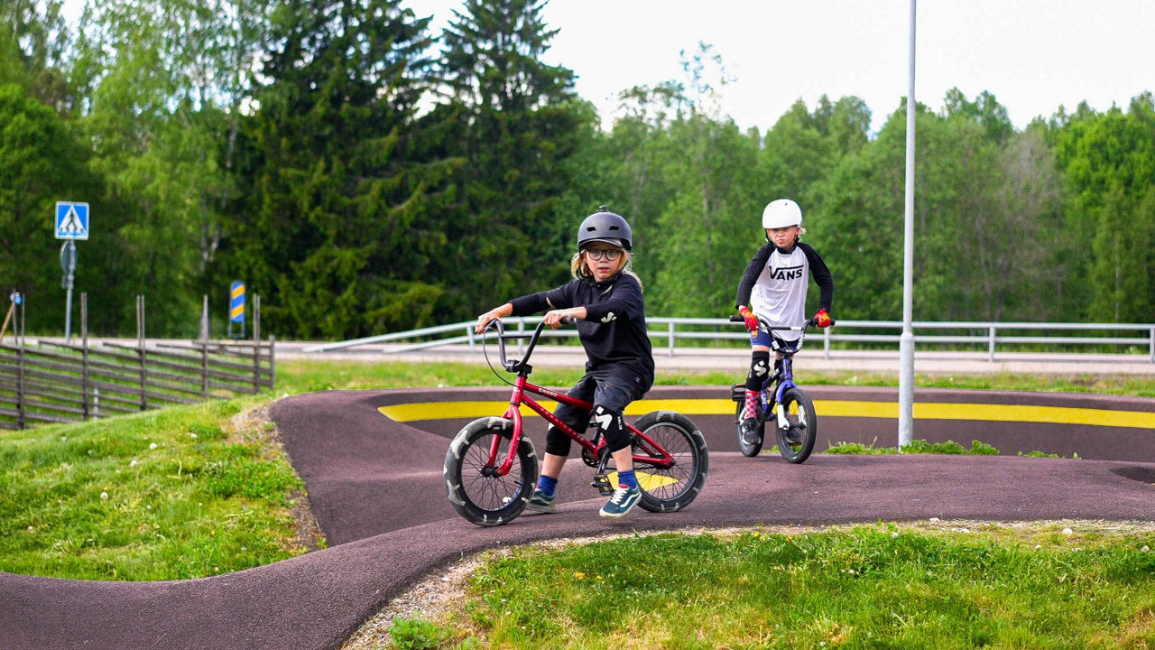 Barn som åker cykel vid pumptracken i Dala-Floda, Dalarna.