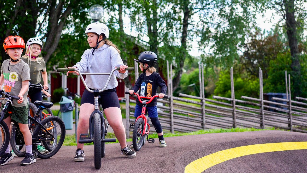 Barn som åker cykel vid pumptracken i Dala-Floda, Dalarna.