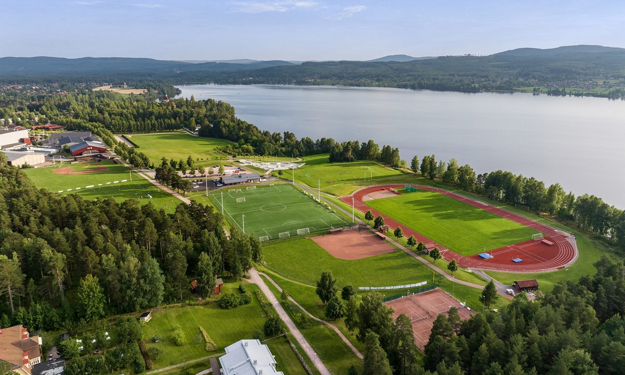 Flygbild över sportfältet i Leksand
