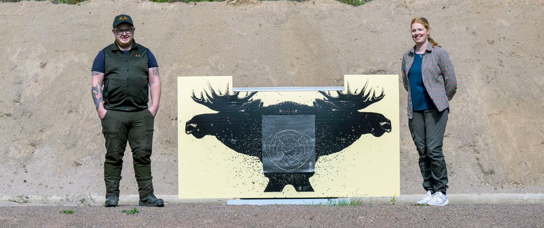 Mattias och Alice från Jaktskytteanläggning vid en älgmåltavla