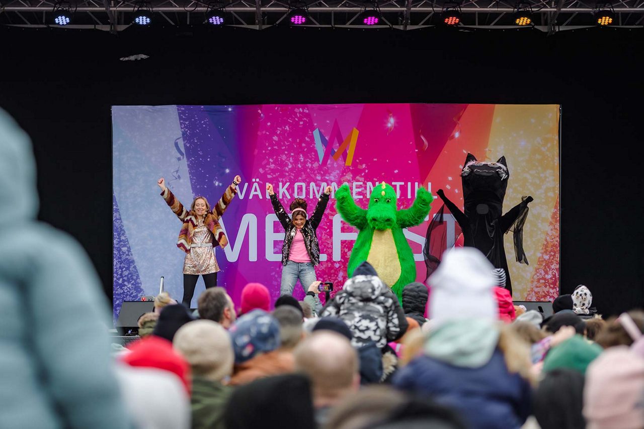 Mello på utomhusscen med 2 personer, bolibompadraken och sommarskuggan