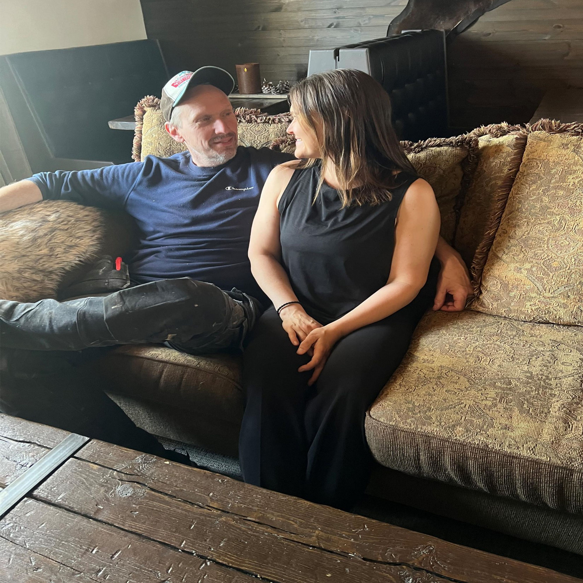 Björn och Mikaela sitter i en soffa