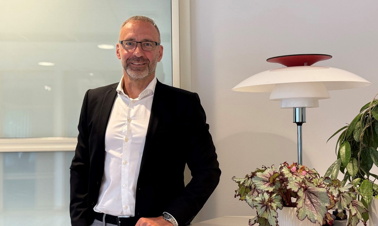 man i vit skjorta och svart kavaj