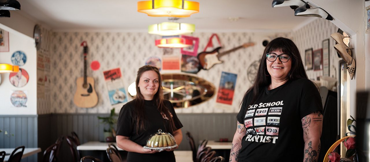 Två tjejer på ett cafe