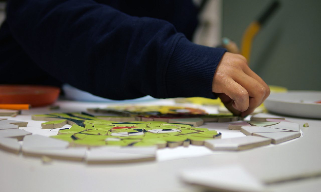 En person med mosaikplattor