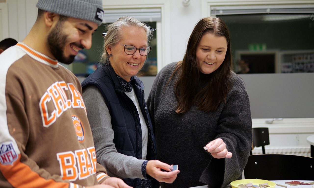 Tre glada personer. En man och två kvinnor