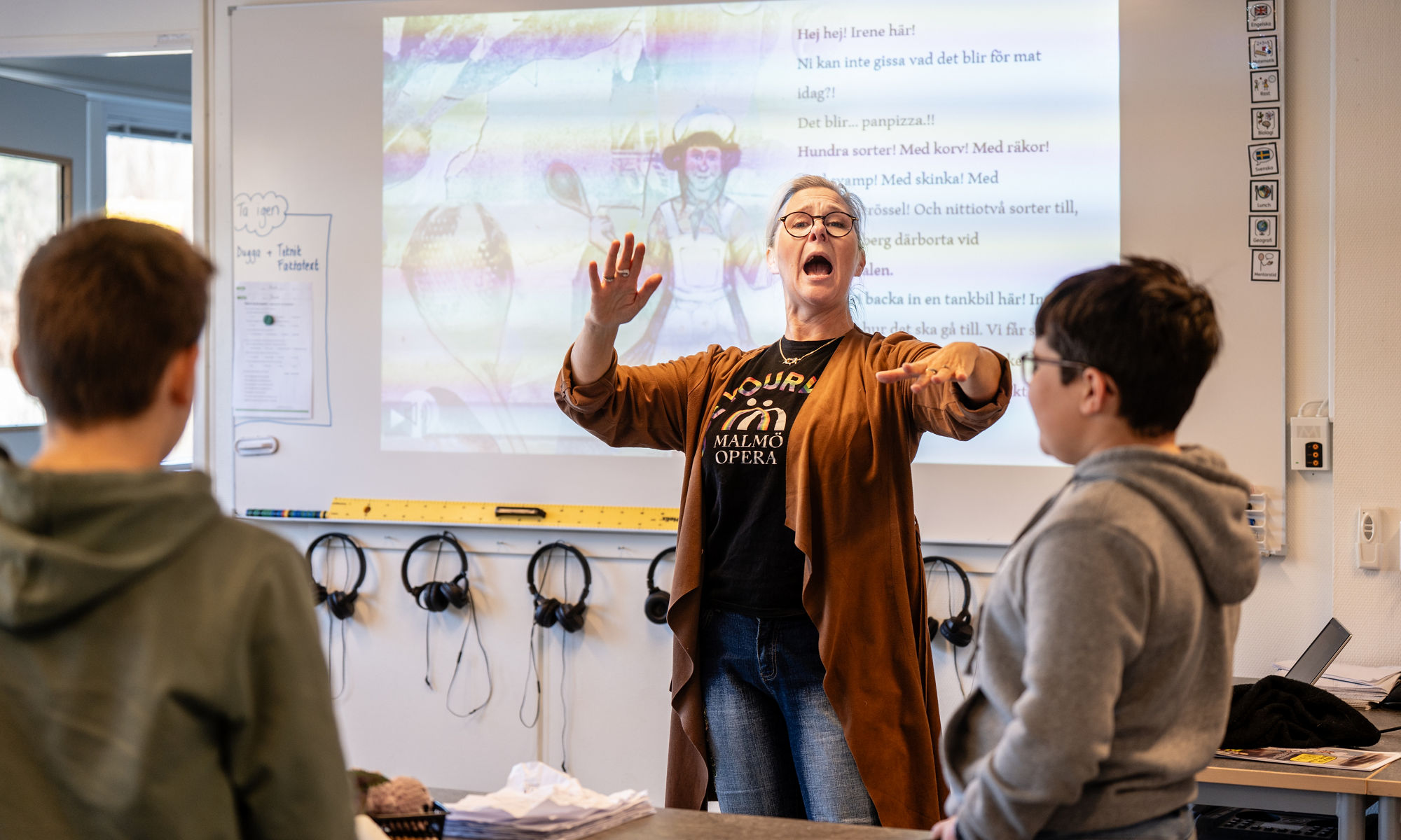 Elever instrueras av pedagog i ett klassrum i samband med projektet Det stora operaäventyret.