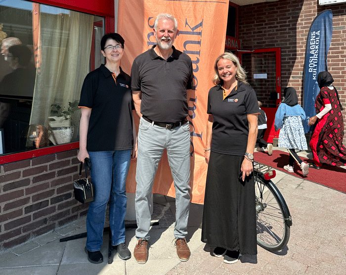 Bild på en kvinna som häller te från en kanna