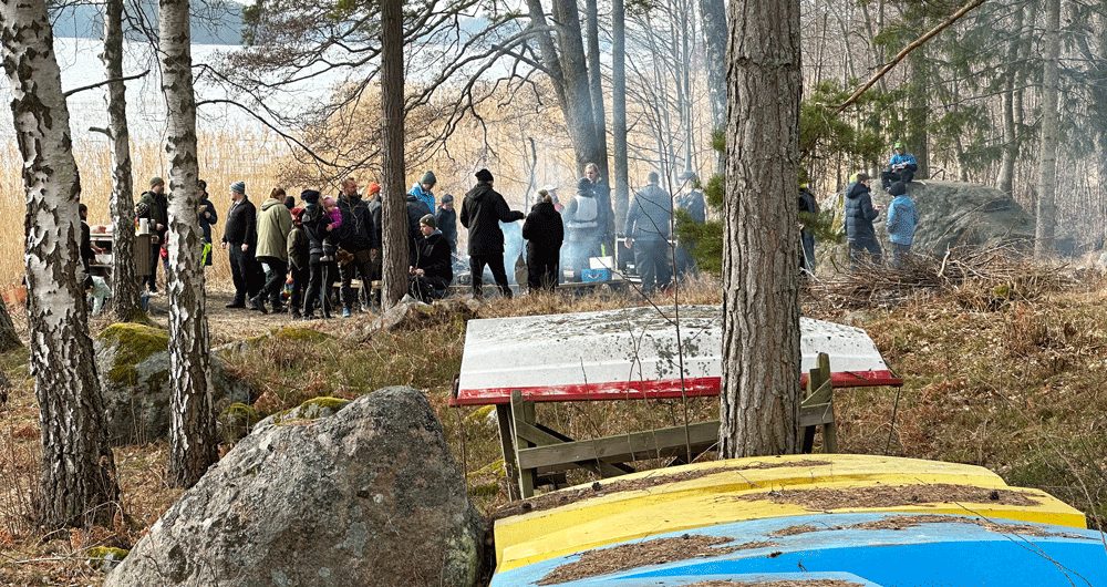 En grupp människor i skogen