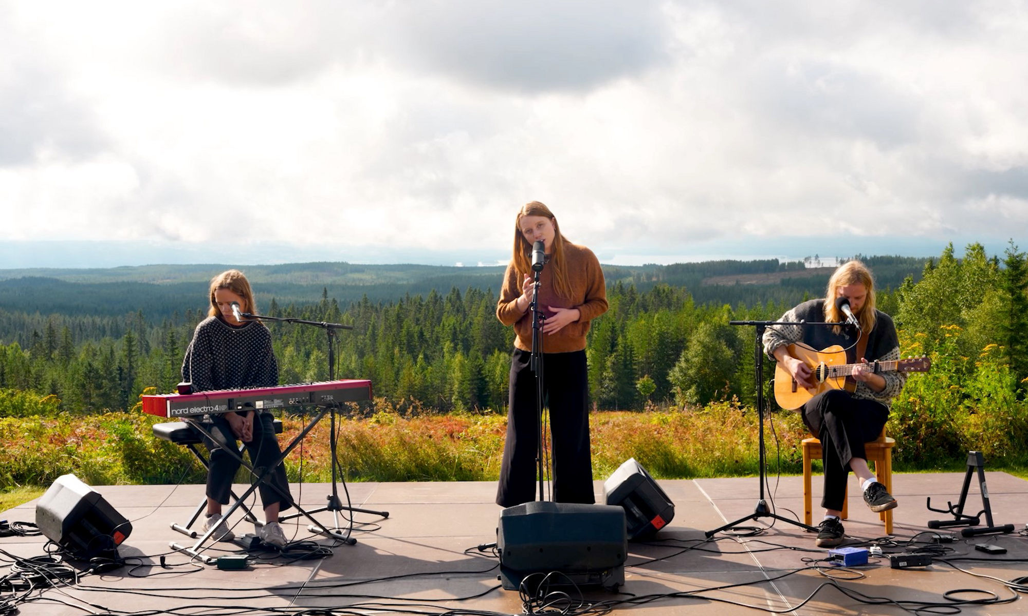 Orsa Live Sessions spelar in musik och video i naturen kring Orsa, Dalarna.