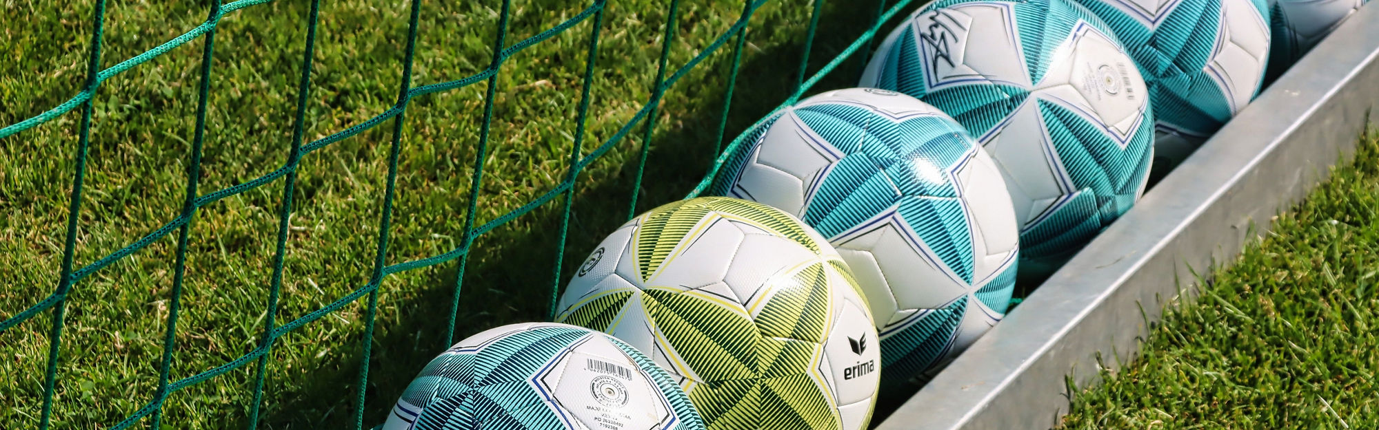 Fotbollar på rad i ett fotbollsmål