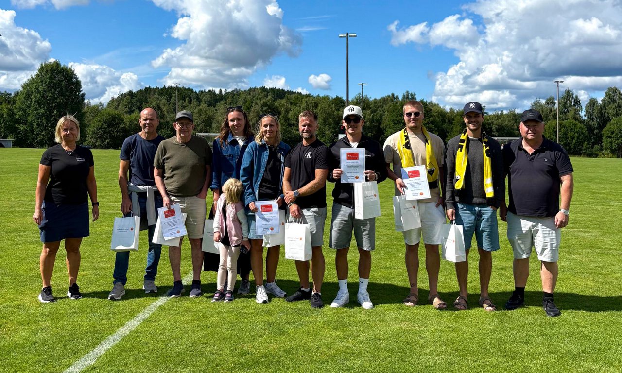 Prisutdelning i supportertävlingen med de åtta tävlande