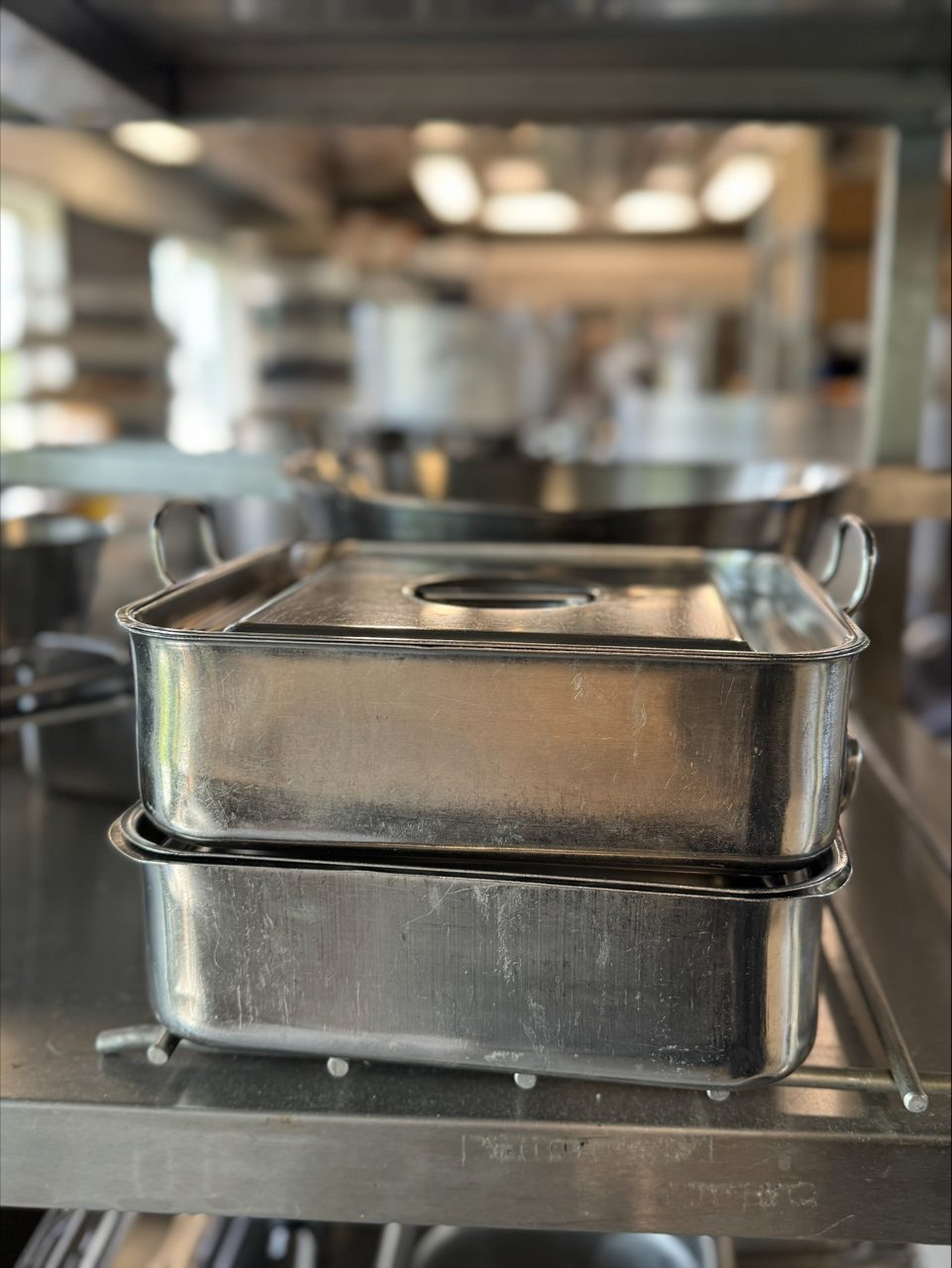 Detalj på köksutrustning i rostfritt