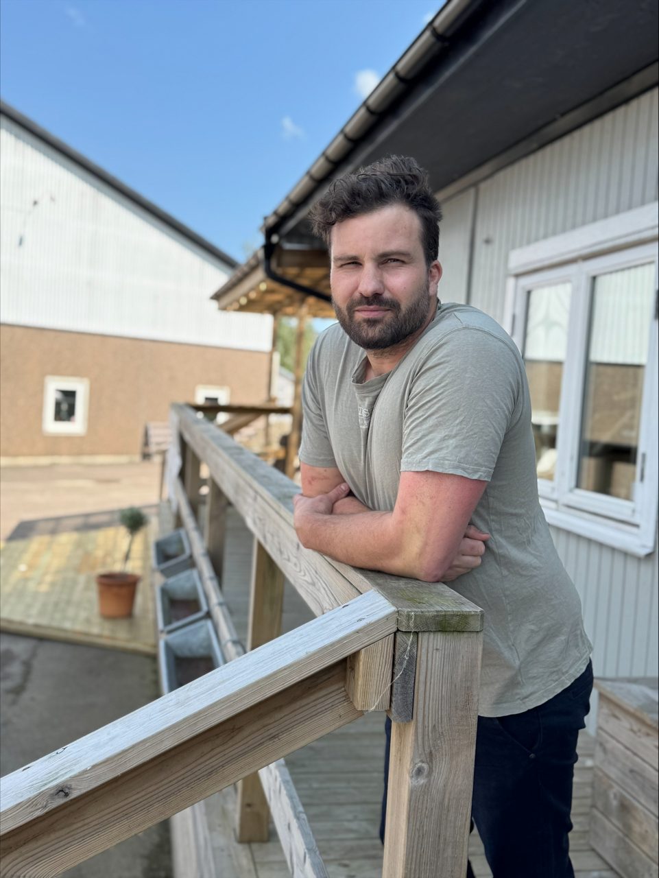 Dan står utanför sitt företag